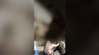 Đêm hôm mà chị hàng xóm tắm rửa kĩ quá