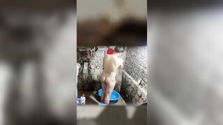 Đêm hôm mà chị hàng xóm tắm rửa kĩ quá