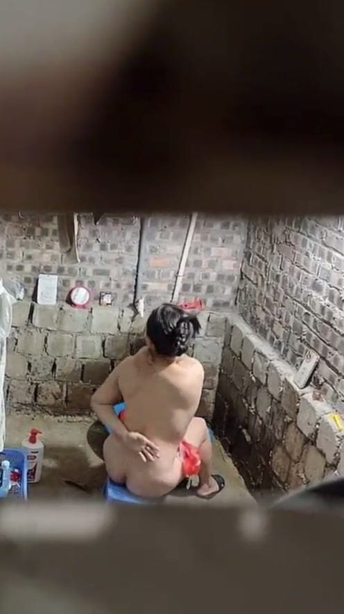 Đêm hôm mà chị hàng xóm tắm rửa kĩ quá