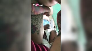 Đang xăm mà em cứ đòi cầm cu thợ xăm