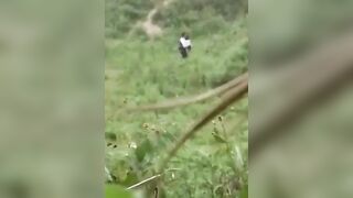 Quay lén hai em học sinh đụ nhau ngoài bãi cỏ