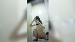 Quay lén nữ sinh đi đái, cái tướng như tiểu thư