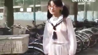 Cô gái mặt đồ xuyên thấu đi dạo