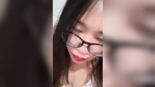 Nhỏ đeo mắt kiếng! Leak nè!!!