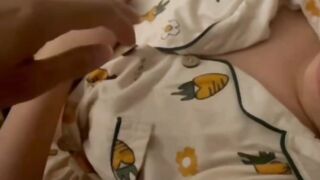 Mò vú em họ lúc đang ngủ say