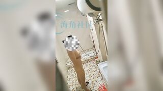 Quay lén mẹ vợ tắm 7