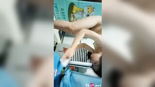 Thằng chồng gia trưởng thích bắn tinh xuống sàn xong bắt con vợ đi lau