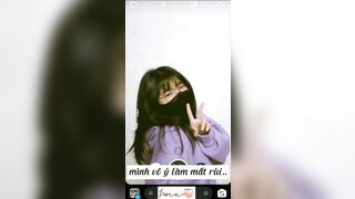 E gái tự check hàng trước khi đi public lồn cho thiên hạ xem