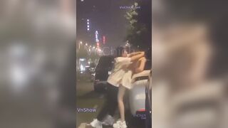 Con đĩ giận người yêu cởi hết quần áo giữa đường trọc tức bạn trai