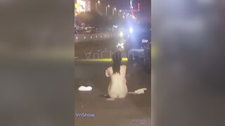 Con đĩ giận người yêu cởi hết quần áo giữa đường trọc tức bạn trai