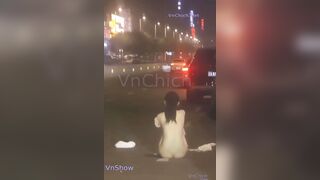 Con đĩ giận người yêu cởi hết quần áo giữa đường trọc tức bạn trai