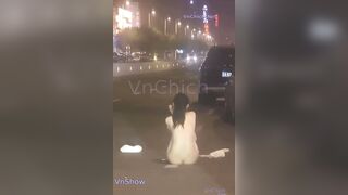 Con đĩ giận người yêu cởi hết quần áo giữa đường trọc tức bạn trai