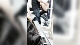 Địt em gái mình dây trong tiệm hớt tóc vắng khách sướng vl ra
