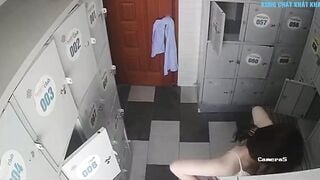 Quay lén phòng thay đồ ở bể bơi gặp đúng em sinh viên bú to