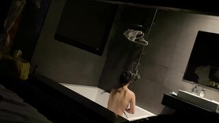 Quay lén con em gái qua tắm nhờ