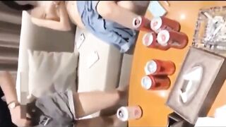 Oẳn tù tì cởi quần áo cùng 3 con bạn thân dâm trốn người yêu đi chơi