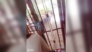 Làm tình với em ở giữa nhà còn mở cửa gọi hàng xóm qua xem