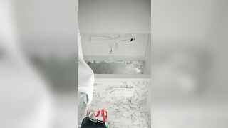 Quay lén bé học sinh tắm