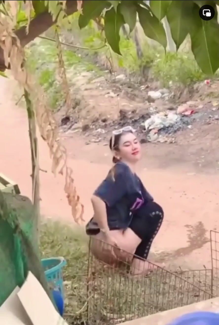 Em gái đái bậy dâm đãng