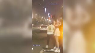 Chia tay đòi quà, E học sinh lột hết quần áo lộ lồn ngay trên cao tốc