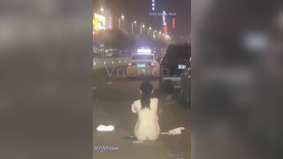 Chia tay đòi quà, E học sinh lột hết quần áo lộ lồn ngay trên cao tốc