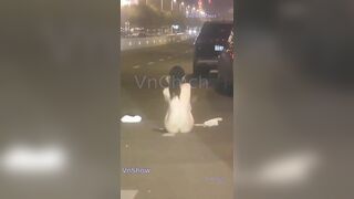 Chia tay đòi quà, E học sinh lột hết quần áo lộ lồn ngay trên cao tốc