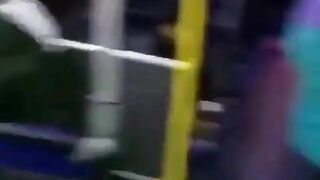 Con đĩ thủ dâm trên xe bus công cộng