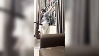 Clip e gái việt Bị bán qua khu tự trị kích điện vào lồn non thương vl ra