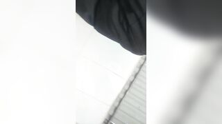 Cách con gái rửa lồn, Thọc tay vào móc sướng chảy nước lại lau