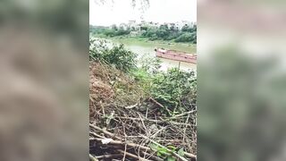 Cho con bồ về quê chơi mà bắt nó nhịn tè lâu quá