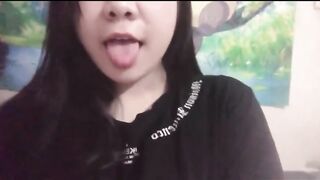 Con người yêu gửi video khoe vú cho bồ thì bị lộ video trên mạng