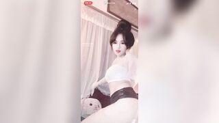 Nhi baby dâm mặc sịp ren trắng thấy cả lông lồn