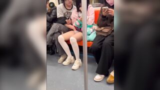Móc lồn em loli mình dây trong tàu điện ngầm trước mặt người lạ