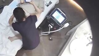 Chị khách đi triệt lông lồn bị quay lén rồi dăng lên mạng