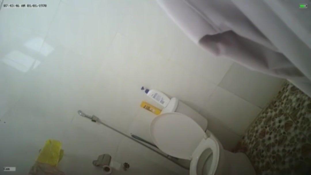 Quay lén các em gái tắm