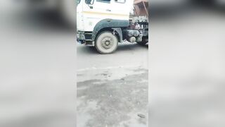 gái Ấn Độ tụt quần đánh nhau với zai nơi đông người.