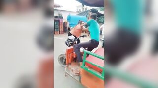 gái Ấn Độ tụt quần đánh nhau với zai nơi đông người.