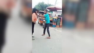 gái Ấn Độ tụt quần đánh nhau với zai nơi đông người.
