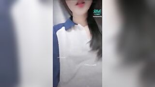 Đang học nhưng nứng vẫn phải xoa vú móc lồn
