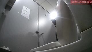 Quay lén mấy e học sinh đi đái ngứa lồn móc thủ dâm luôn