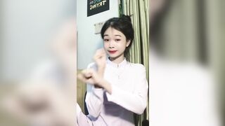 Em học sinh mặc áo dài dâm đãng vú to lồn múp địt nhau với trai cặc to