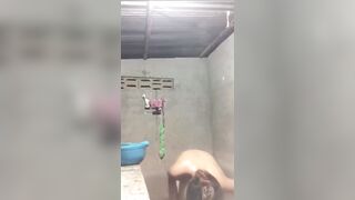Em gái 2k8 như ngáo đá vừa tắm vừa nhảy nhót hát hò