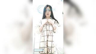 Em học sinh thay đồ 2