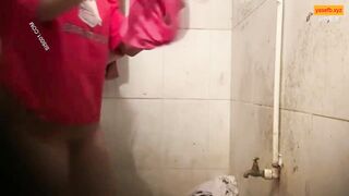 Quay lén chị vợ vú to tắm đêm