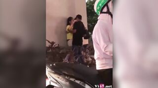 Quay lén cặp đôi đụ giữa đường xá đông đúc