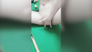 Em gái mới lớn ở quán bi da  nứng lồn quá tranh thủ không có ai ở quán thủ dâm
