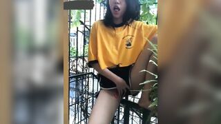 Thánh dâm ra đầu ngõ vạch lồn ra móc cho người đi đường xem p2