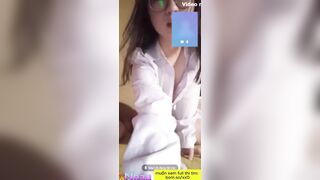 Học sinh c3 VN show hàng cho bạn thân 4