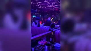 Em gái tay vịn rơi vào cơn mê