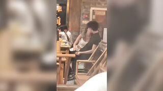 Cái tay ấy đang làm gì?